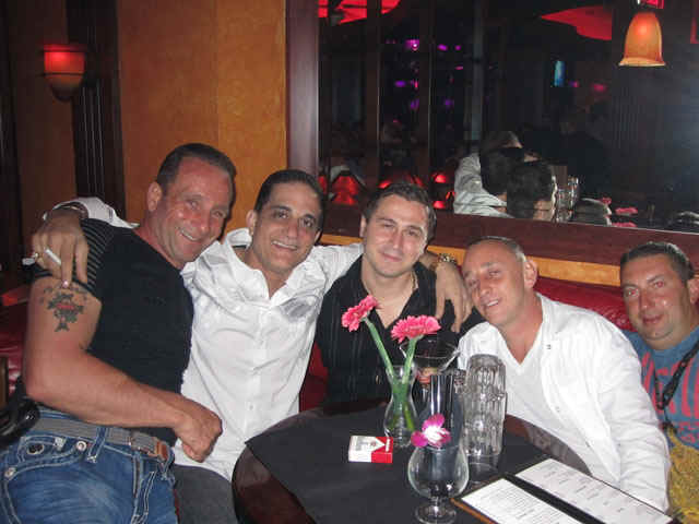 Friends004.jpg (105247 bytes)